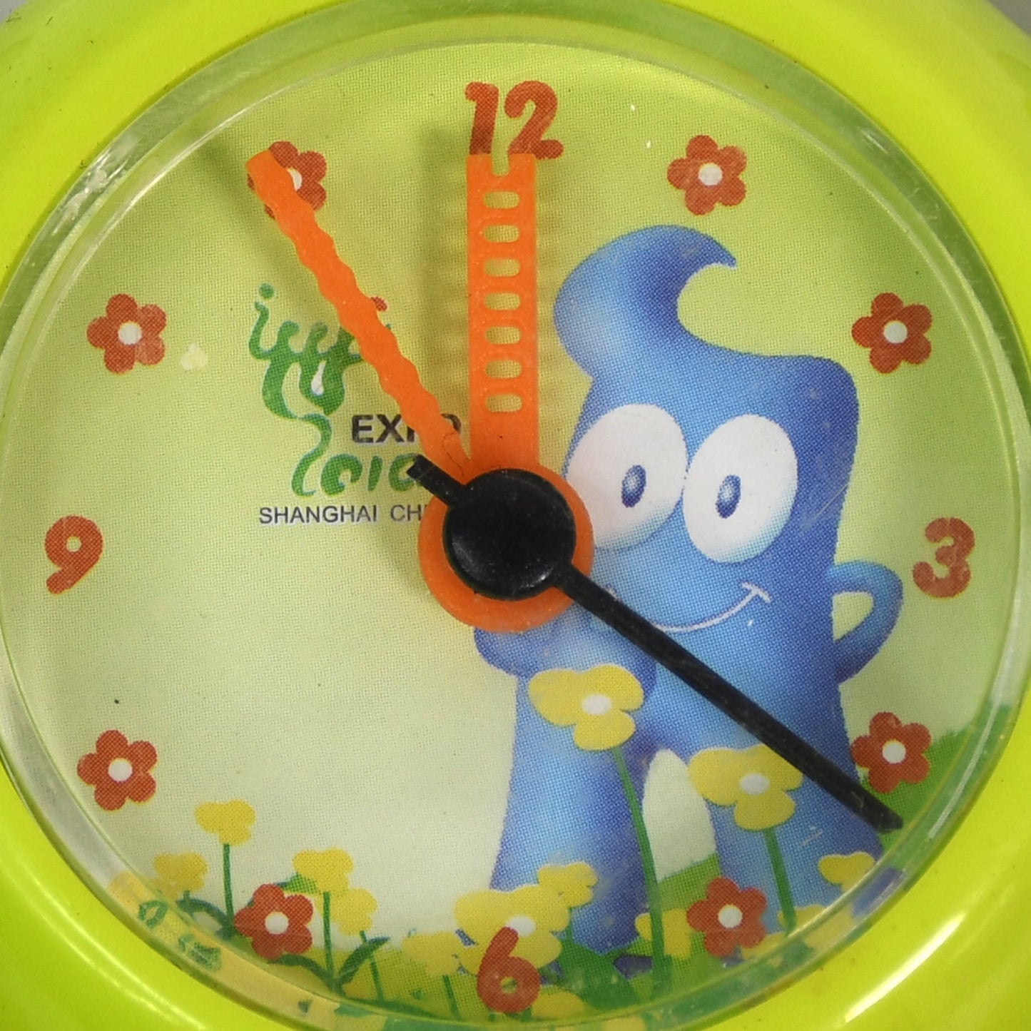 Contemporary desktop clock providing essential time, date, and temperature information on a desk.