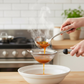 Infographic highlighting the features and 22 cm length of the stainless steel strainer.