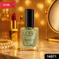 Golden glitter effect of the starlet nail polish on nails